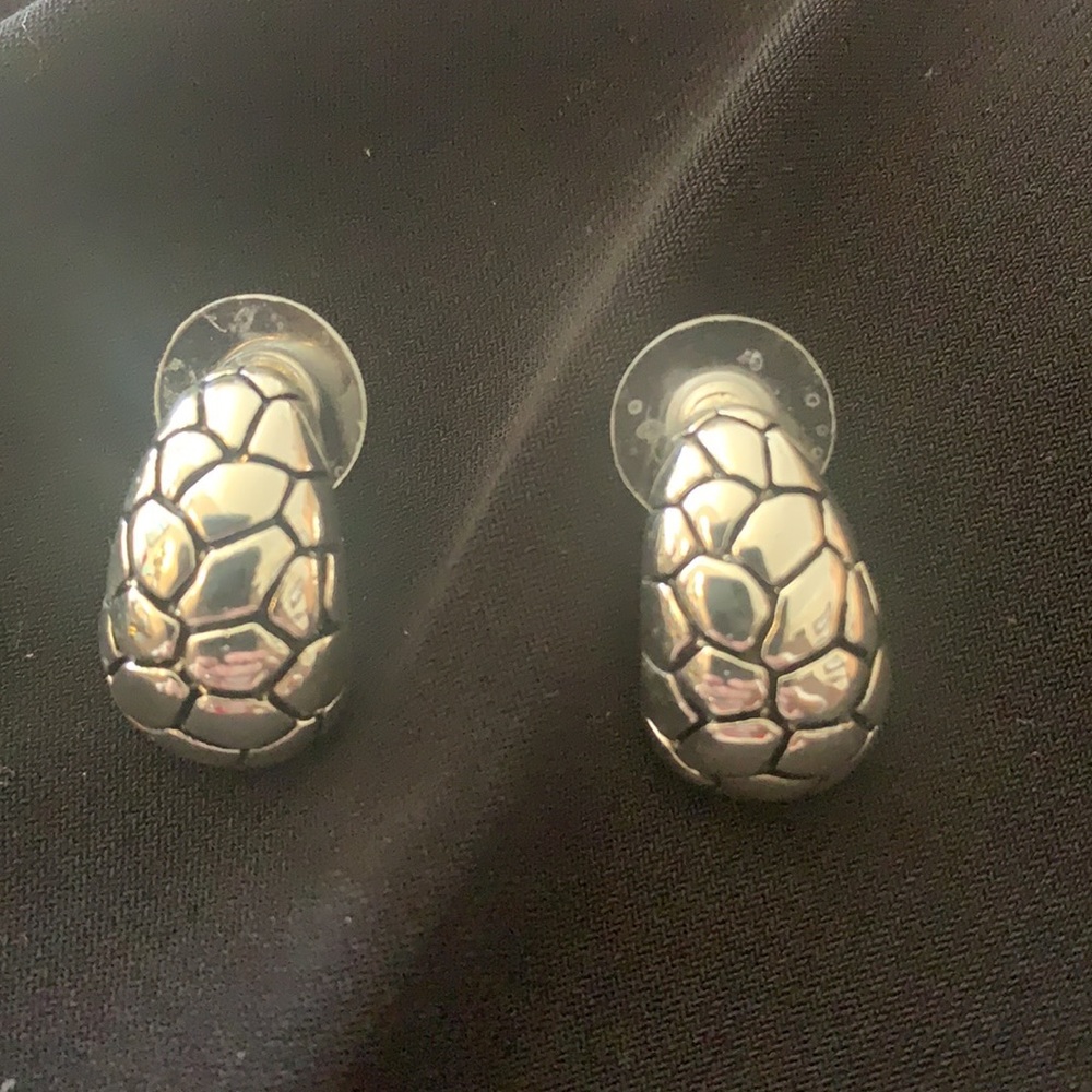 - Vintage Davinci Silver tone and black Costume ER